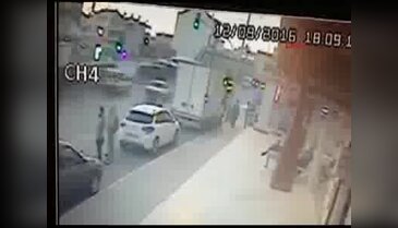 Otomobil yayaya çarptı, mahalleli yolu kapattı