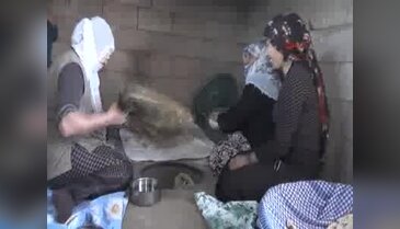 İmece usulü ekmek pişiriyorlar