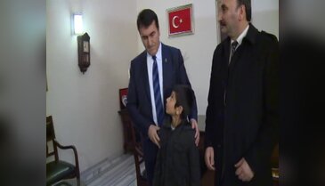 Bursa'da küçük çocuğa işitme cihazı hediye edildi