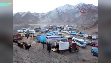 Hayvan pazarında dondurucu havada ısınma çabası