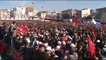 Erdoğan'ı görebilmek için çatılara çıktılar
