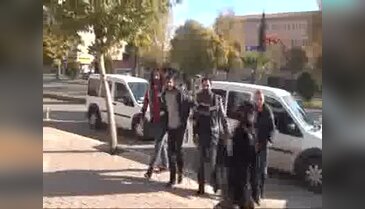 Kaçtığı otomobille polis aracına çarpınca yakalandı