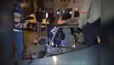 Bursa'da kontrolden çıkan araç bariyerlere çarptı: 4 yaralı