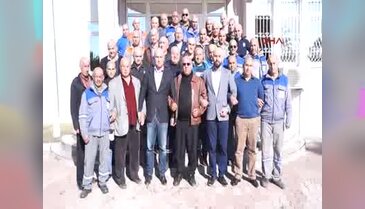 Kanser tedavisi gören koordinatöre destek için saçlarını kazıttılar