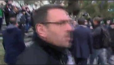 Şehit cenazesinde CHP çelengini parçaladılar