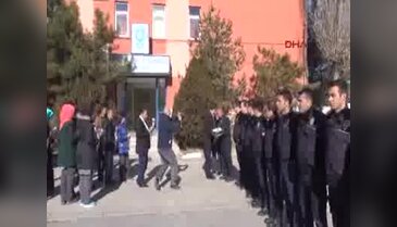 Aksaray'da lise öğrencilerinden, çevik kuvvet polisine karanfil