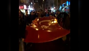 Yağmur yağışı altında yürüyüp teröre tepki gösterdiler