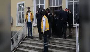 Adliyede rahatsızlanan polis hastaneye kaldırıldı