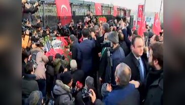 Olay yerine çiçek bıraktı