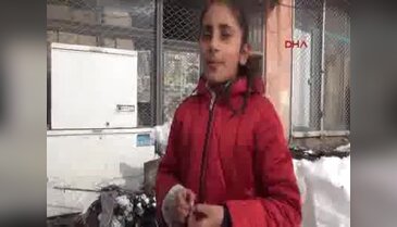 Yanan eşyalarını kar içinde aradılar