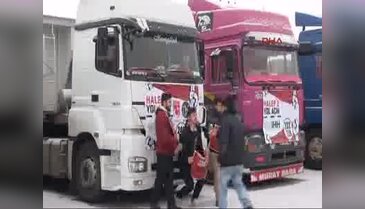 Halep'e 60 TIR'lık yardım