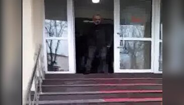 Evi basıp, borcu olan kişiyi balkondan attılar