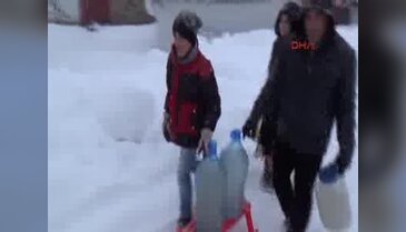 Susuz kalan köylüler kar eritiyor