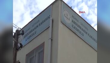 Üniversite öğrencileri şarkı ve türkülerle okul boyadı