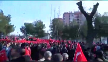 Diyarbakır ve Hakkari'de binlerce insan 'terörle lanet' okudu