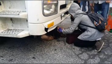 Genç kadın hafriyat kamyonunun altında kaldı