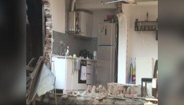 Bursa'da duvarı çöken evin mutfağı ve salonu açıkta kaldı