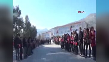 Öğrencilerin ihbarla okula çağırdığı polise mehter sürprizi