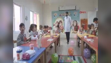 İlkokul öğrencileri oyuncak atölyesinde Halepli çocuklar için oyuncak yaptı