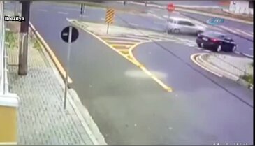 Motosiklet, otomobile böyle çarptı