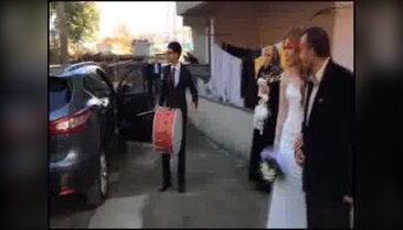 Damat, gelini gitar çalarak evden aldı
