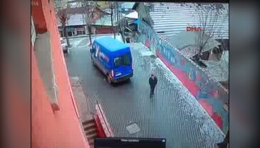 Kargo minibüsünün çarptığı yaşlı adam yaralandı