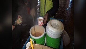 Bursalı gençler buz gibi soğukta gönüllü gençler her gece çorba dağıtıyor