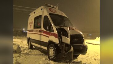 Bursa İnegöl'de ambulans direğe çarptı: Doktor yaralandı - 2