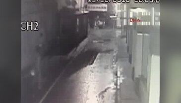 Çaldıkları kasayı el arabasıyla taşıdılar