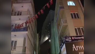 İzmir'de şiddetli rüzgar çatıyı uçurdu