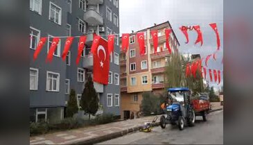 Bursalı şehidin kız kardeşinin evi bayraklarla donatıldı