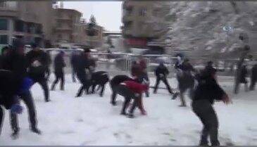 Çevik kuvvet ile vatandaşın kartopu savaşı