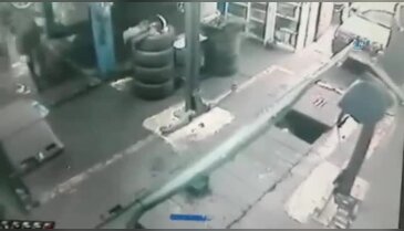 Oto teknisyeni tamirhane kanalına düştü