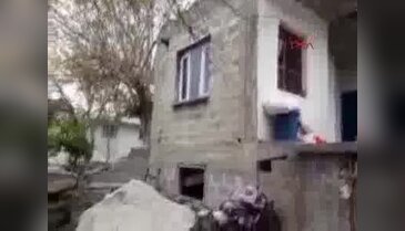 Şiddetli fırtına Osmaniye'de çatıları uçurdu