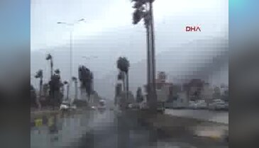 İskenderun'da fırtına çatıları uçurdu