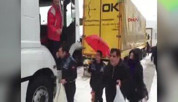 Pozantı'da kaza ve kar, otoyolu kapattı