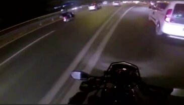 Motosiklet, emniyet şeridinde duran araca böyle çarptı