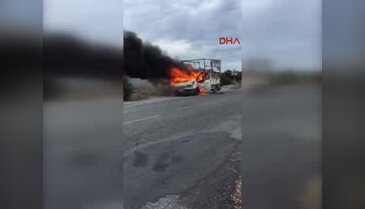 Seyir halinde kamyonet alev alev yandı
