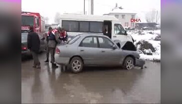 Düzce'de otomobil ile öğrenci servisi çarpıştı: 12 yaralı