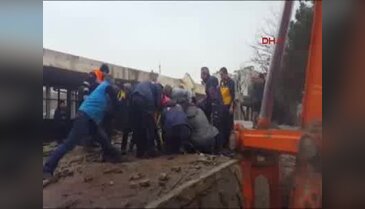 Siirt'te eski terminal binasının tavanı çöktü: 1 işçi mahsur kaldı
