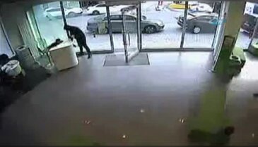 İstanbul'da silahlı banka soygunu kamerada