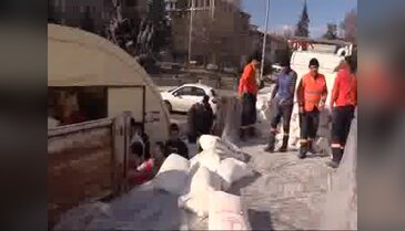 Uşak'tan Halep'e 4 TIR yardım