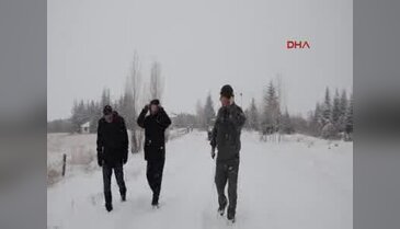 Karda aç kalan yaban hayvanları için doğaya yem bırakıldı