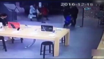 Kapıyı açmak isteyen çocuk canından oluyordu