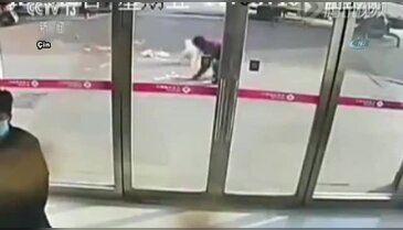 Para dolu çantayı düşürdü: Rüzgar paraları uçurdu
