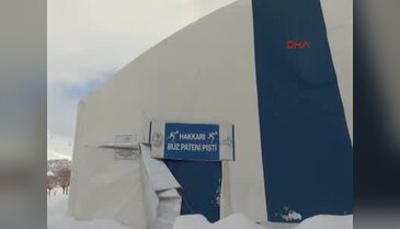 Hakkari'de buz pateni pistinin çatısı çöktü