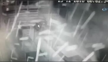 Önce silahla, ardından sopalarla!