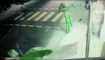Otobüs bisikletli genci ezip geçiyor