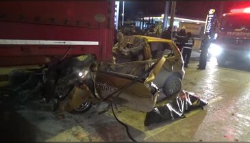 Bursa'da otomobil tıra çarptı: 1 ölü, 1 yaralı