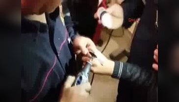 Suriyeli çocuğun parmağının sıkıştığı yüzüğü itfaiye çıkardı